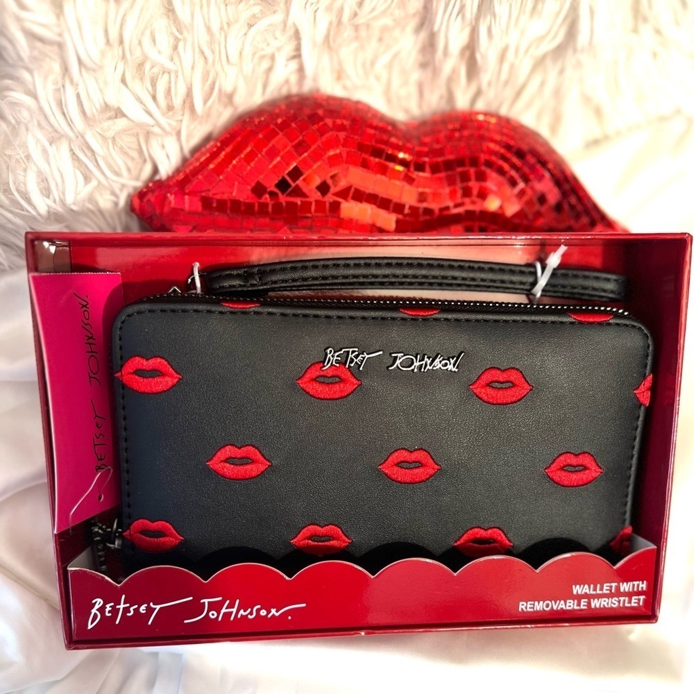 💋💋BETSEY JOHNSON STUNNING LIP ZIP AROUND WALLET/WRISTLET💋💋NWT